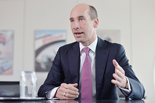 Thomas Toepfer, Mitglied des Vorstands (CFO) der KION Group AG (portrait)
